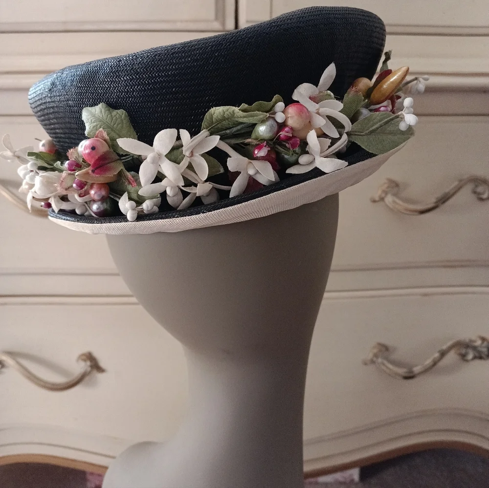RARE AND STUNNING VINTAGE 1930S/ 40S BLACK STRAW HAT W/ VTG FLORALS AND FRUIT !